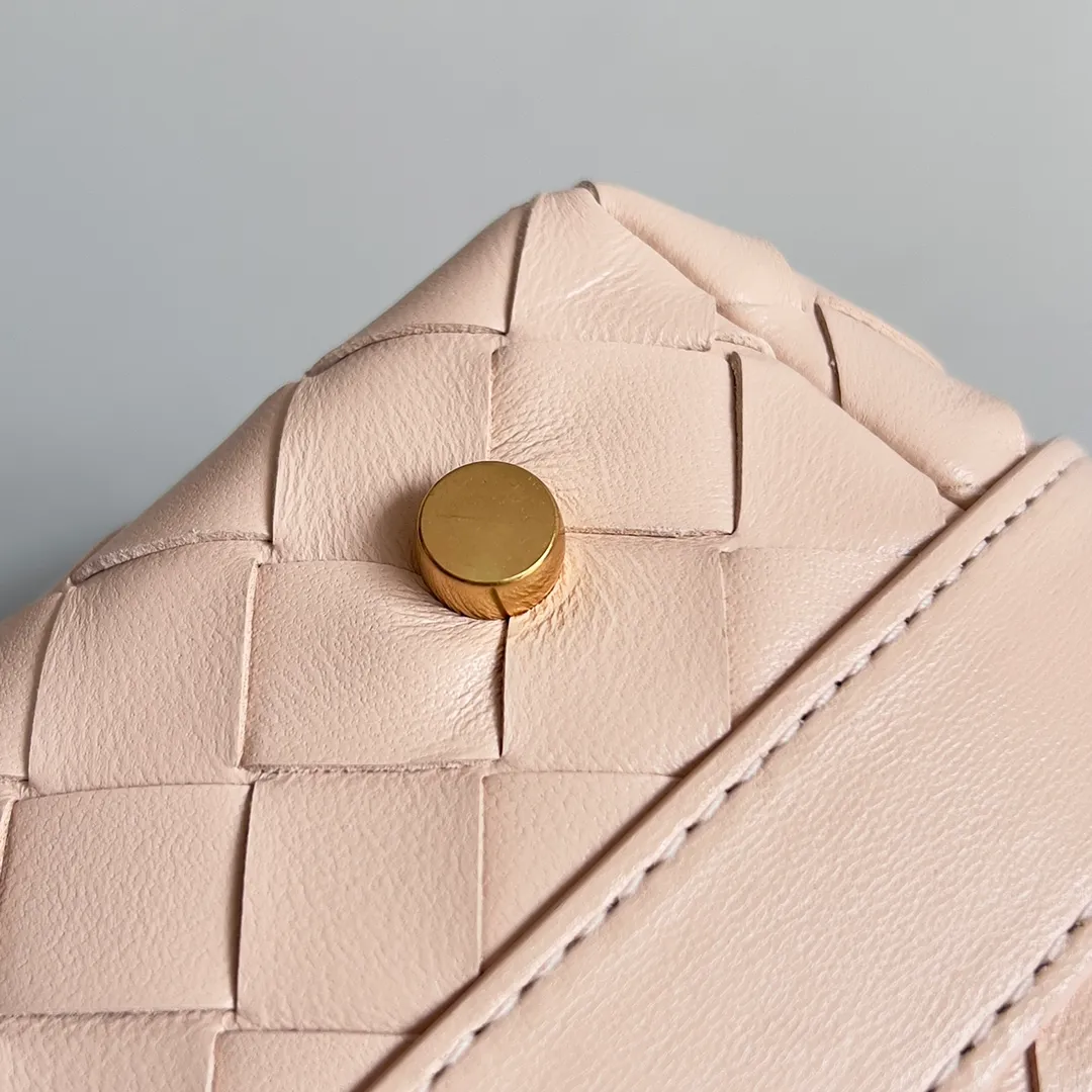 Batch 1360 It is predicted that BV Bottega’s lunch bag will be popular again this year. The entire bag is made of top nappa lambskin, which is very soft and lightweight. It also uses the intrecciato weaving process that the two founders spent several months developing from the beginning of the brand. It is completely hand-woven by Italian craftsmen. It perfectly reflects the craftsmanship of Bottega. The entire bag shape is also a very practical and popular lunch box bag type. The slightly curved arc of the bag mouth can also better fit our wrists. Style number: 754443 Size: 22*13*9